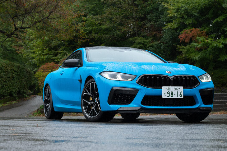 「BMW 8シリーズ」に一部改良が実施されたのは、2022年3月のこと。「M8」シリーズの改良は内外装の変更が主で、外装ではヘッドランプ内にダークカラーの差し色を加える「Mヘッドライト・シャドーライン」が標準装備となった。