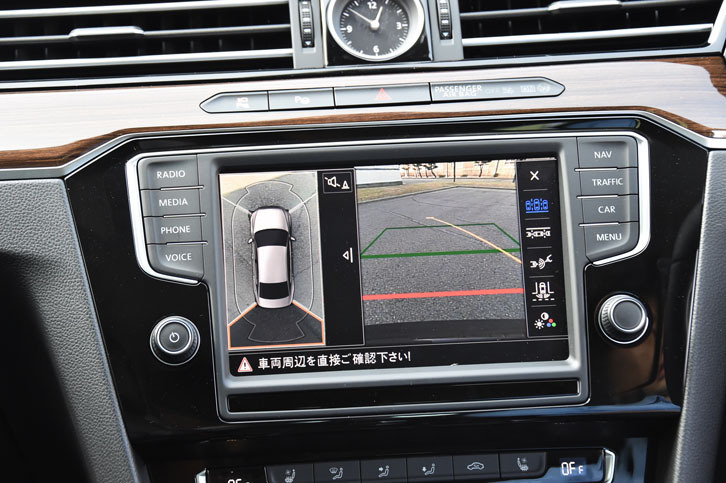 上級グレードの「TSIハイライン」には、周囲の状況をドライバーに伝えるアラウンドビューカメラ（写真）のほか、デジタルメータークラスター、駐車支援システム、ダイナミックライトアシスト、XDS（電子制御式ディファレンシャルロック）をセットにした「テクノロジーパッケージ」がオプション設定される。