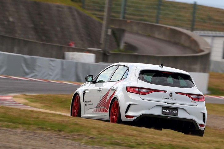 最終アタックは、カーボンホイールではなく、1本あたり2kg重い標準タイプのアルミホイール（赤いカラーが特徴）を装着して行われた。