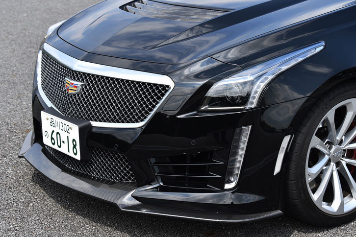 「スペックB」にはカーボンファイバー製のフードベントやスポイラー、フロントスプリッター、リアディフューザーからなる「カーボンファイバーエアロパッケージ」が採用されている。