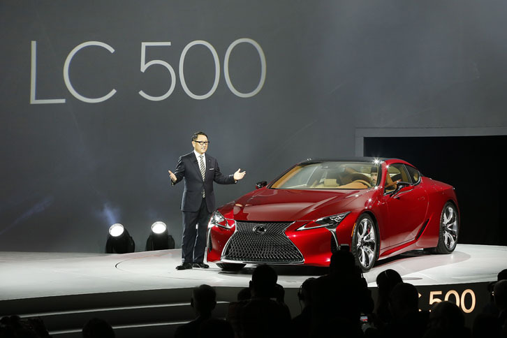 レクサスブースの主役「LC500」。豊田章男社長がお披露目を行った。