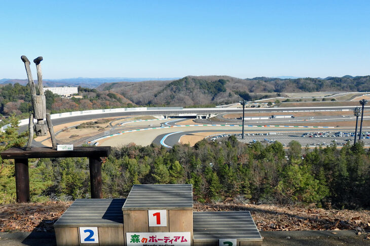 「ハローウッズ」の森には、「やまなみデッキ」のような展望スポットが点在している。こちらは「モビリティリゾートもてぎ」の施設を一望できる「森のポーディアム」。……だが、例によって編集部のカメラではこれが限界である。素晴らしいパノラマは、ぜひ自身の目で確かめていただきたい。