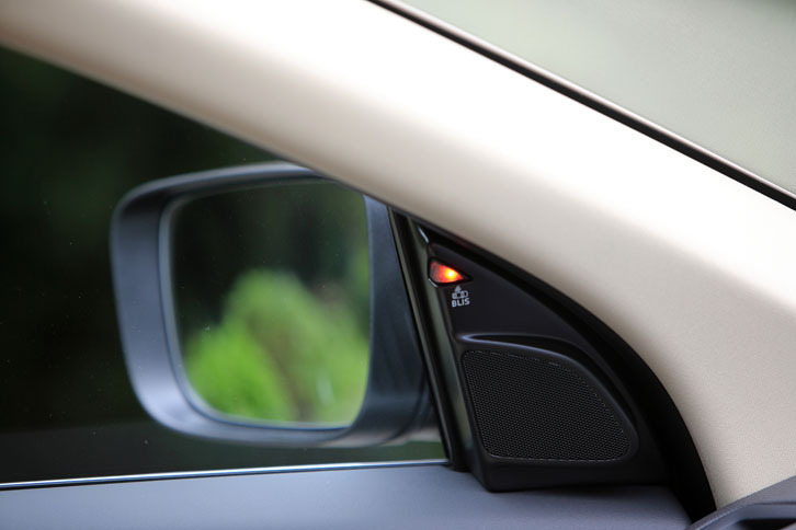 死角に他車両が存在することを知らせる「BLIS（ブラインドスポットインフォメーションシステム）」。他社のクルマだと車外のドアミラーに表示されることの多いシステムだが、雨や雪などの天候の影響を受けにくい、室内に設置するのがボルボ流。