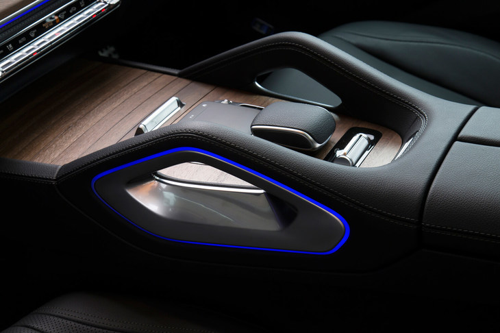 
	グラブハンドル付きのセンターコンソール。鮮やかなイルミネーションも目を引く。
	