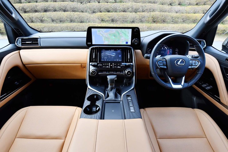 運転に集中できるようデザインされたコックピット周辺部。センターコンソール上部には、液晶ディスプレイが上下2段に並ぶ。