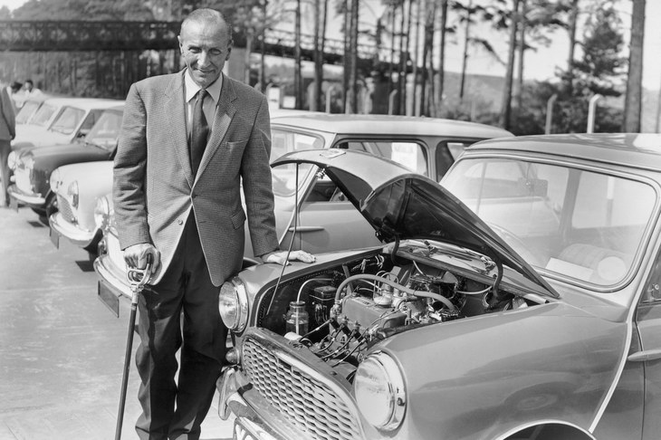 「Mini」を世に送り出したエンジニアのアレック・イシゴニス（1906-1988）。その功績から、1969年にサーの称号が与えられた。