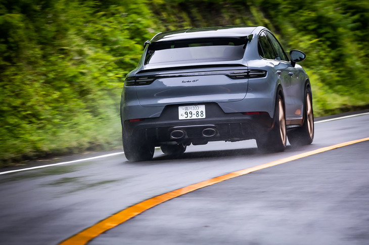 「カイエン ターボGT」は、0-100km/h加速タイム3.3秒、0-200km/h加速タイム12.2秒、最高速300km/hというパフォーマンスを誇る。