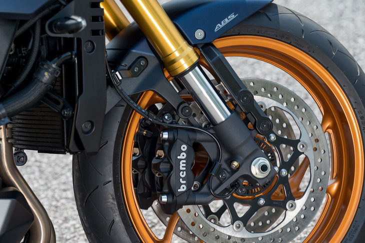 エンジンやサスペンションに加え、ブレーキにもスーパースポーツ並みの装備を採用。フロントのそれは、ブレンボ製のラジアルマウントモノブロックキャリパーとφ310mmのダブルディスクの組み合わせだ。