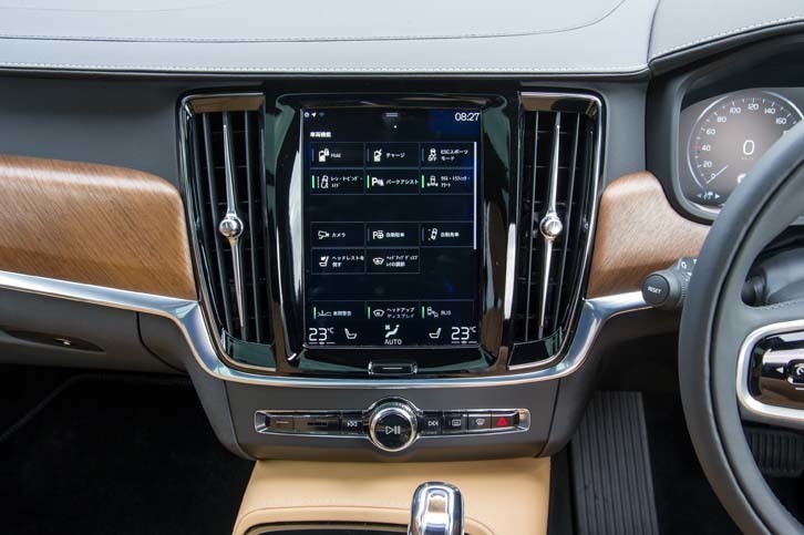 インテリアにおける新世代ボルボの象徴ともいえるインフォテインメントシステムの「SENSUS」。縦長に設置された9インチのタッチスクリーンで、ナビの操作のほか、エアコンや車両の設定なども行う。