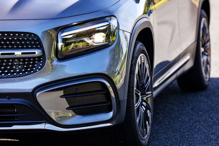 今回の試乗車に搭載されていた「アダプティブハイビームアシストプラス」は、59万円の有償オプション「アドバンスドパッケージ」に含まれるアイテム。カメラが対向車や先行車を検知し、周囲の状況に合わせてヘッドライトの光軸を自在に調整。60km/h以上で自動的にハイビームになる。