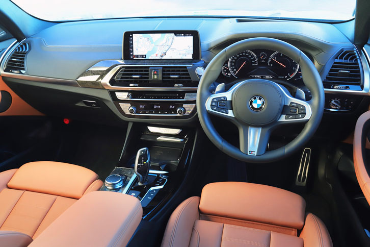 インテリアデザインは、他の最新のBMW車を踏襲したと言えるもの。従来型では8.8インチだったセンターディスプレイは、10.25インチへと拡大された。