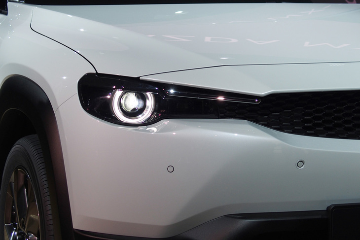 「マツダMX-30」のヘッドランプ。