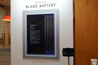 こちらはBYD車の性能を支える「ブレードバッテリー」。細長い形状が特徴のリン酸鉄リチウムバッテリーである。