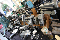 アンティーク市では、懐かしい8mmフィルムカメラや映写機の専門屋台も。