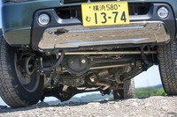 サスペンション形式はコイルスプリングを使った前後リジッド式。今や「本格クロカン」をうたう車種でも、この形式を守るモデルは減ったものである。