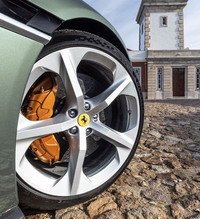 彫刻的なデザインのアルミホイール。試乗車は公式指定タイヤとなる「ミシュラン・パイロットスポーツS 5」を装着していた。