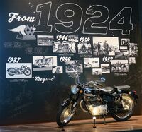 「ジャパンモビリティショー2023」より、1964年発売の「カワサキ250メグロSG」。1969年まで販売された同車は、2020年にメグロの名が復活するまで、長らくメグロのブランド名を冠する最後のモデルだった。