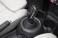 トランスミッションは従来のトルコン式6段ATに代えて、新たに7段DCTを採用。シフトセレクターも新デザインとされた。