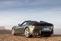 「12チリンドリ スパイダー」の車重（乾燥重量）はクーペ（1560kg）比60kg増しの1620kg。先代にあたる「812GTS」に対しては＋35kgとなっている。