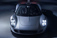 フロントまわりのデザインは、タテ目のヘッドランプとやや“口角”の上がったグリルが特徴。