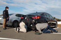 試乗車「レクサスGS」に装着されたパフォーマンスダンパーを確認する筆者とヤマハのスタッフ。多くの場合、ダンパーは目視しにくい位置にレイアウトされている。