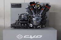 新エンジン「ミルウォーキーエイトVVT 121」のカット模型。OHVながら可変バルブ機構付きで、1気筒につき4本のバルブと2本のスパークプラグを持つ凝ったつくりをしている。