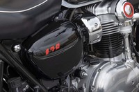 サイドカバーには赤い「メグロ」ロゴが添えられる。エンジン側方のベベルギアカバーも赤い差し色でドレスアップされている。