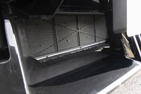 ロワバンパーの開口部の奥をのぞいてみる。ラジエーターはL字型にレイアウトされており、普通の垂直方向だけでなく、路面と水平方向にも広がっていることが分かる。