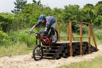 急な階段状のセクションを、落ちるように下る「ドロップオフ」。後ろに重心を寄せるのがキモだ。