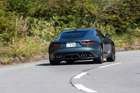 ハードなだけではない柔軟性のある足まわりが「Fタイプ」の持ち味だ。