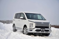 静粛性の高さも改良型「デリカD：5」の特徴のひとつ。フロントウィンドウへの遮音ガラスの採用や遮音材・吸音材の増量により、防音性能を高めている。