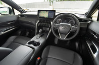 骨太な意匠による安心感や包まれ感、そしてもちろん上質感を追求したというインテリア。触り心地や、全体の調和にもこだわったという各部のサーフェイスにも注目。