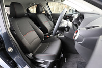 黒を基調に、各部に赤いアクセントを施したインテリアも「ブラックトーンエディション」の特徴。自然なドライビングポジションがとれる運転席まわりの設計は、今日のマツダ車に共通する美点だ。