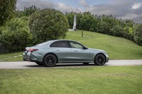 ボディーのスリーサイズは全長×全幅×全高＝4949×1880×1468mm。全方位に拡大したものの、ライバルの「5シリーズ」の新型とは異なり、全長が5m直前で踏みとどまっている。