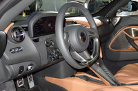 格納式のメーターパネルを採用している。