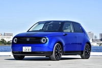 2020年8月27日に発表され、同年10月30日に発売となるホンダ初の量産電気自動車「ホンダe」。ベースグレードと上級仕様の「アドバンス」の2種類が用意される。今回は後者に試乗した。