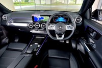 ブラックレザーとカーボン調トリムでコーディネートされた「GLB250 4MATICスポーツ」のインテリア。パッケージオプションを装備することで、赤やベージュのシートカラー、ウッドのトリムなども選択できる。