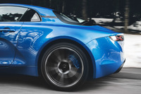 “尻下がり”のボディーラインと、「これでもか！」と張り出したオーバーフェンダーの対比が目を引くリアまわり。世にスポーツカー多しといえど、この“踏ん張り感”は「アルピーヌA110」ならではのものだ。