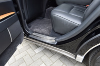 後部乗り込み口のドアシルは、パッセンジャーが乗り降りしやすいように、室内フロアとの段差がほとんどないほど低められている。