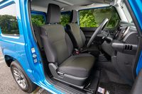 「ジムニー」のベースグレード「XG」を除くと、シートはすべてはっ水機能付きで、運転席と助手席にはシートヒーターが搭載される。