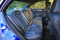 新型「WRX」は従来型より車内空間のゆとりも増しており、特に後席はショルダールームとレッグルームが拡大。より大きなシート座面とも相まって、快適性が向上している。