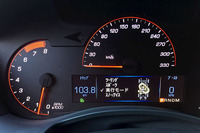 「ATS-V」のドライバーモードコントロールには通常設定の「ツーリング」のほか、「スポーツ」と「トラック」（実行モードと表示される）、そして「スノー／アイス」の計4モードが用意される。