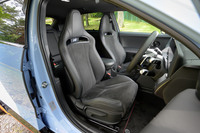 シート表皮は本革とアルカンターラの組み合わせ。腰の部分が低く、少し膝が上がったような座り方になる。