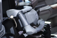 サイド（左側）から見た「ネオステア」。グリップの奥（写真で左）に見えるのはブレーキレバーだ。