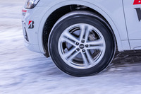 市街地を行く速度レベルでは、あえてラフなアクセルやステアリング操作を試みても、「ブリザックVRX3」の頼もしい接地感に変わりはなかった。