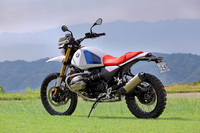 往年の名車「R80G/S」を思わせるデザインが目を引く「R12 G/S」。類似のコンセプトの機種としては、かつて「R nineTアーバンG/S」というモデルも存在したが、こちらは本格的なオフロード性能を備えている点が、アーバンG/Sとは大きく異なっている。