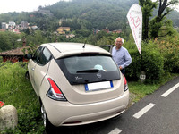 夫妻の自宅から民宿までの足は「ランチア・イプシロン」である。ロンバルディア人ゆえ「気持ちとしてはアルフィスタなのですが」とパオロさん。