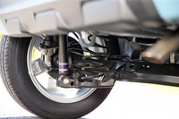 サスペンション形式はフロントがマクファーソンストラット式。リアはFF車（写真）がトーションビーム式で4WD車が3リンク式と、駆動方式により異なる。