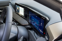 インターフェイスには2枚の12.3インチモニターからなる統合型ディスプレイを採用。大きなサイズと高精細な表示で、視認性は上々。高さを抑えた、前方視界を邪魔しない設計も美点だ。