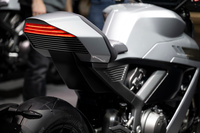 いずれのモデルも、既存の機種とは趣を異にする、モダンな意匠をまとっている。写真は「マンクス」のテールランプ。